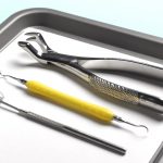 Jakich narzędzi chirurgicznych używa się do usuwania zębów?